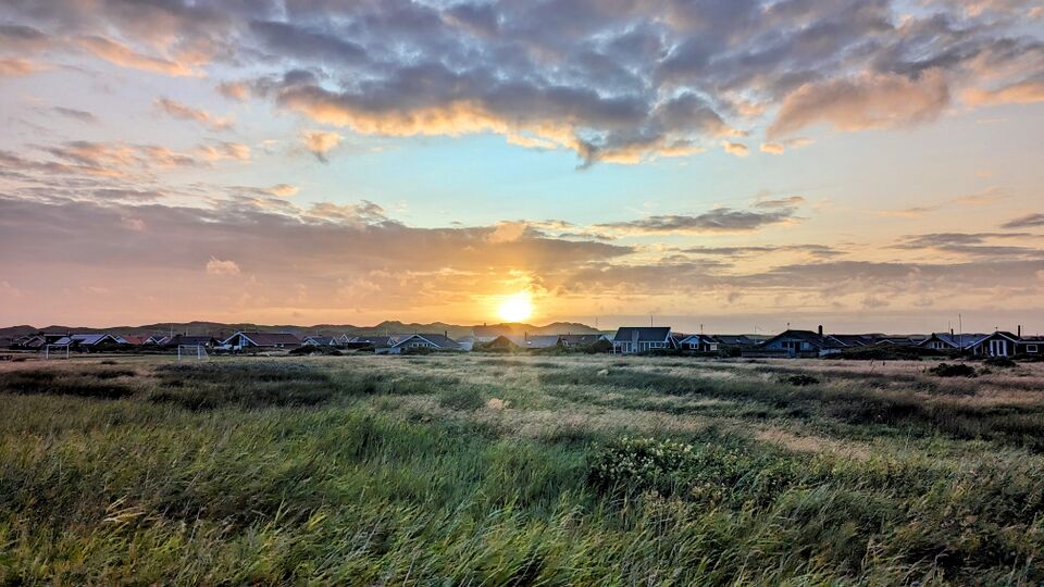 Datei:Ferienhaussiedlung im Sonnenuntergang.jpg